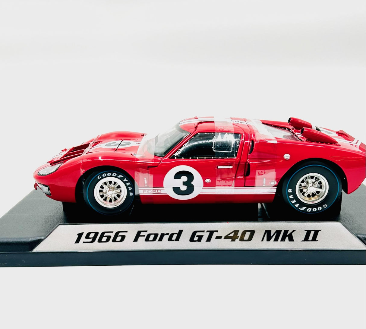 1966 Ford GT-40 MKII 1:18 Diecast